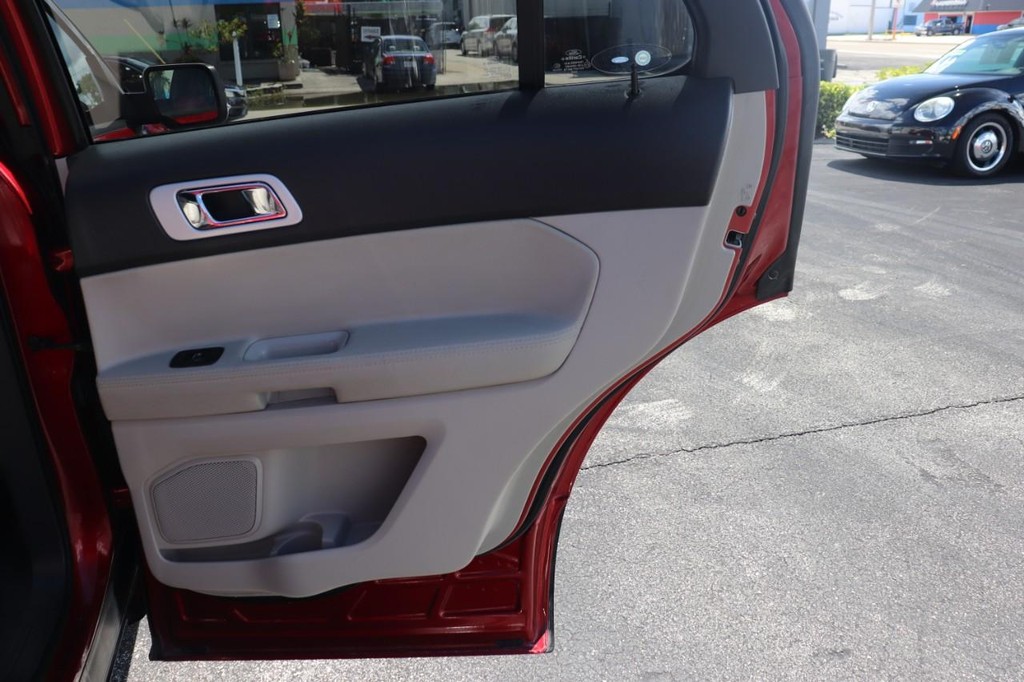 Ford Explorer Vehicle Full-screen Gallery Image 18
