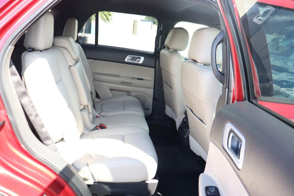 Ford Explorer Vehicle Full-screen Gallery Image 19