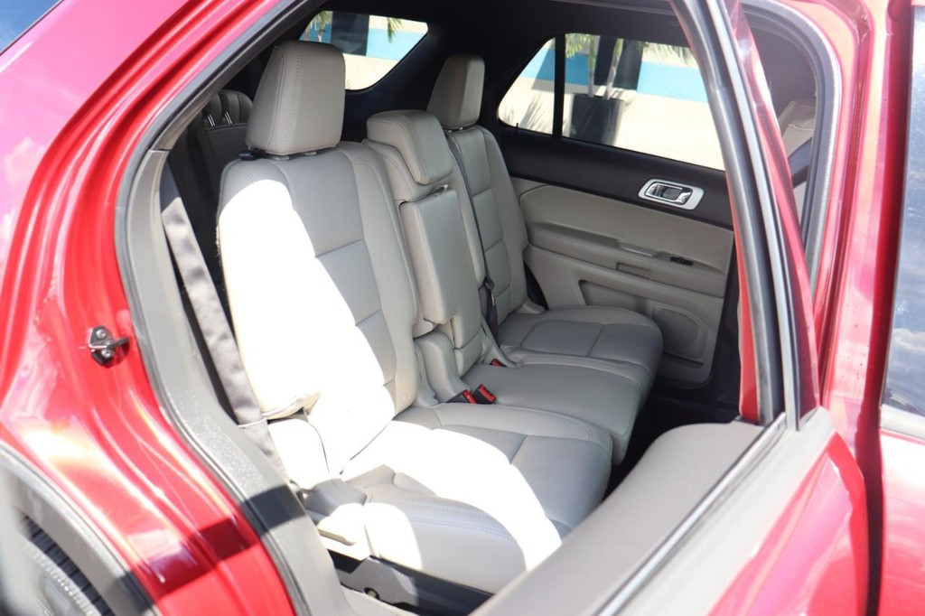 Ford Explorer Vehicle Full-screen Gallery Image 20