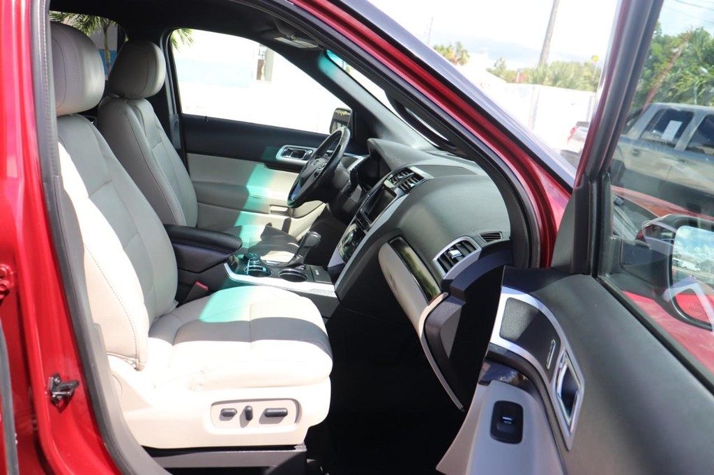 Ford Explorer Vehicle Full-screen Gallery Image 21