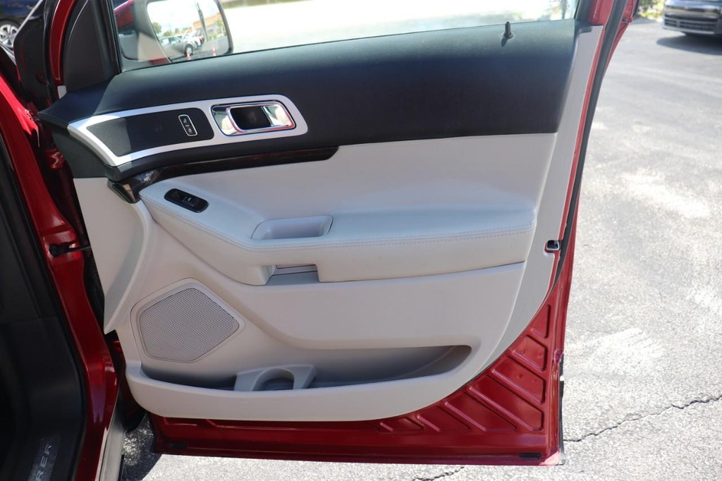Ford Explorer Vehicle Full-screen Gallery Image 22