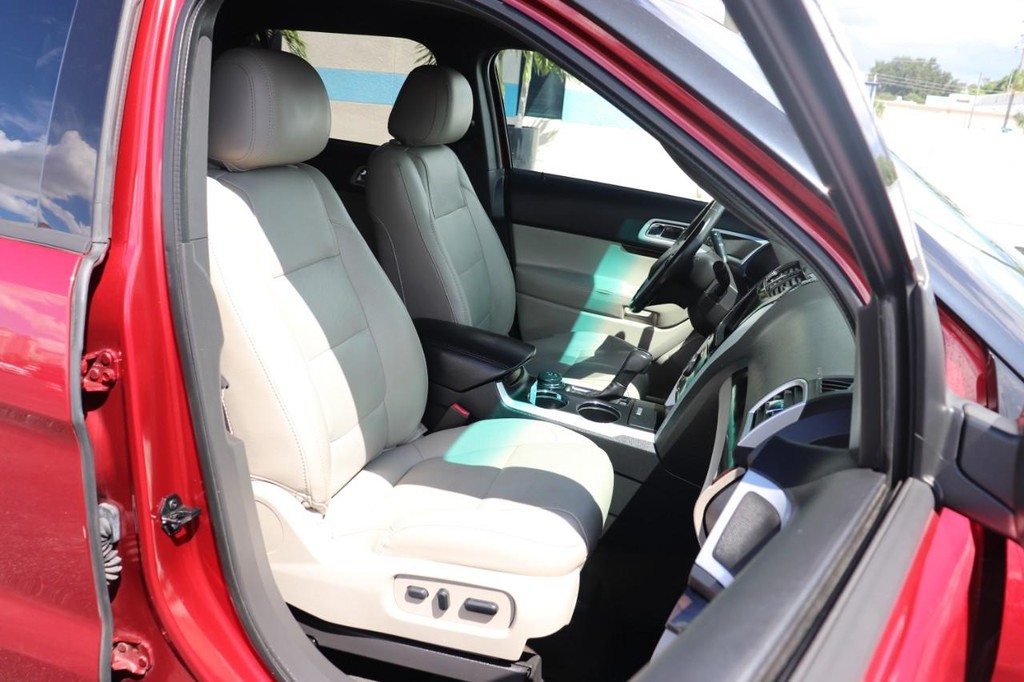 Ford Explorer Vehicle Full-screen Gallery Image 23