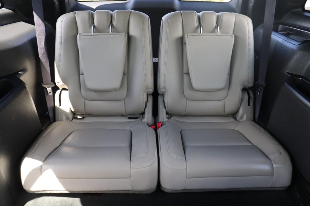 Ford Explorer Vehicle Full-screen Gallery Image 24