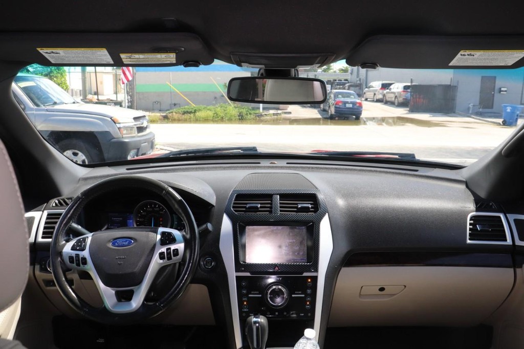 Ford Explorer Vehicle Full-screen Gallery Image 26