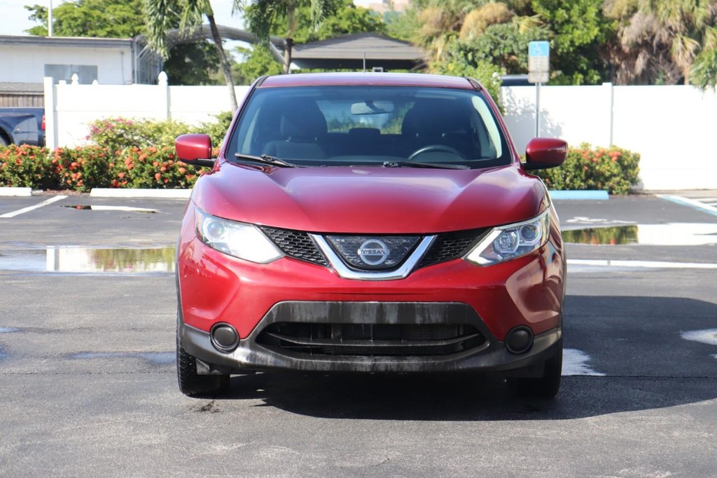 Nissan Rogue Sport Vehicle Full-screen Gallery Image 02