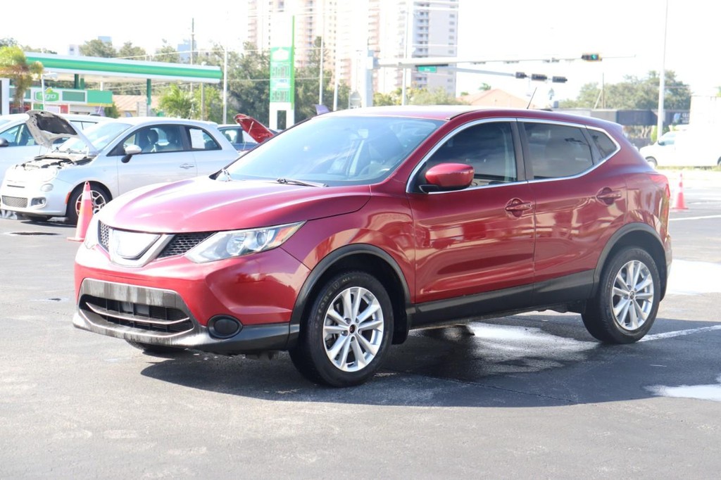 Nissan Rogue Sport Vehicle Full-screen Gallery Image 03