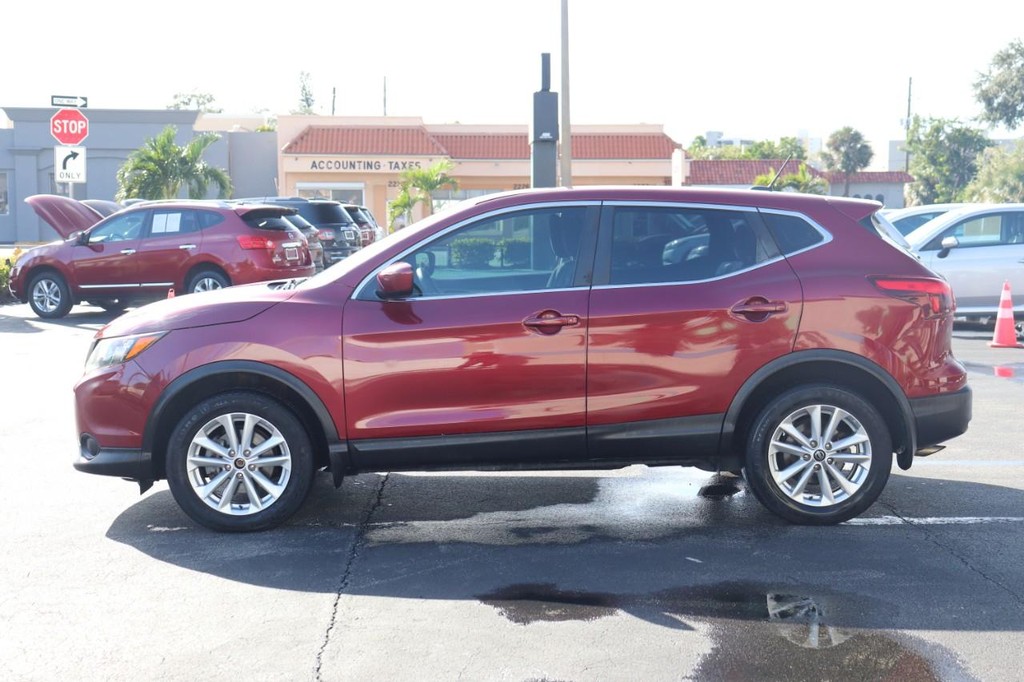 Nissan Rogue Sport Vehicle Full-screen Gallery Image 04