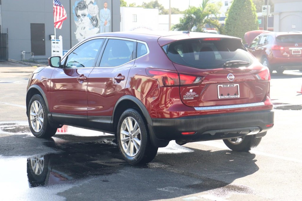 Nissan Rogue Sport Vehicle Full-screen Gallery Image 06