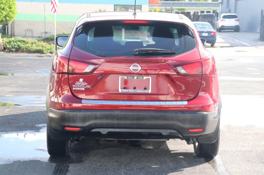 Nissan Rogue Sport Vehicle Full-screen Gallery Image 07