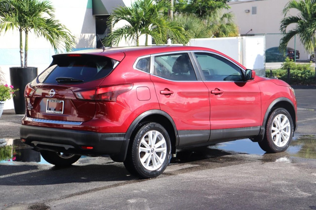 Nissan Rogue Sport Vehicle Full-screen Gallery Image 08