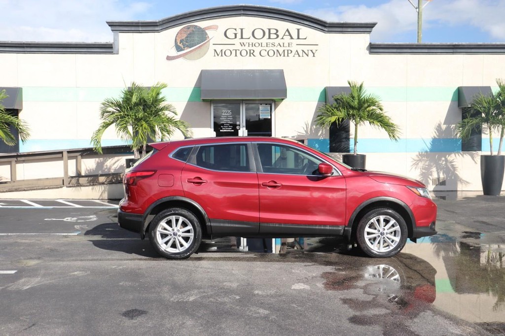 Nissan Rogue Sport Vehicle Full-screen Gallery Image 09