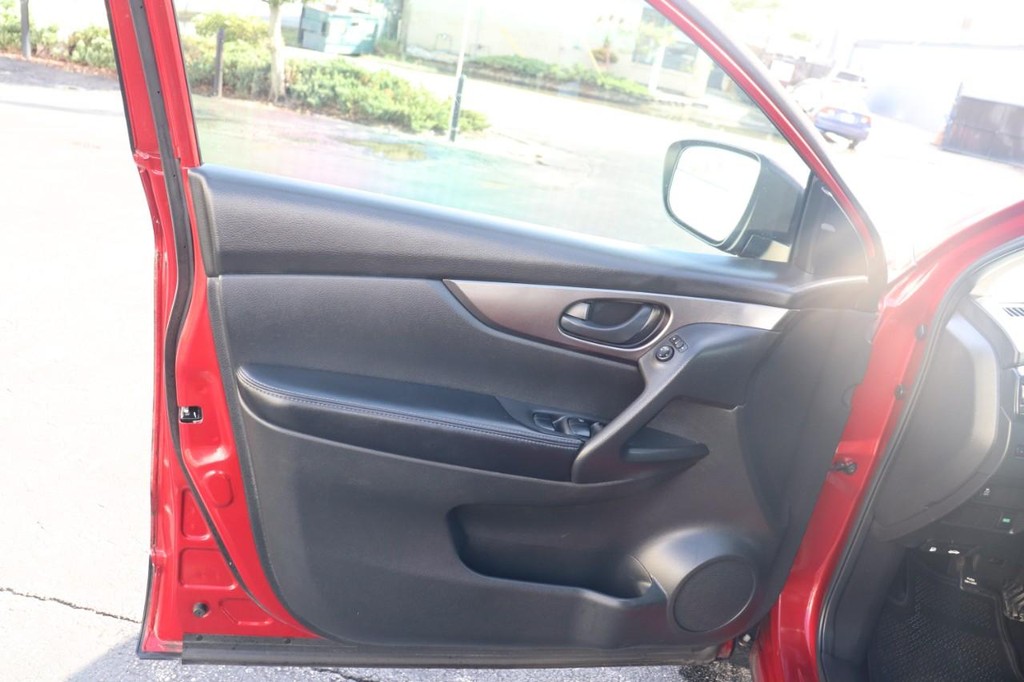 Nissan Rogue Sport Vehicle Full-screen Gallery Image 11