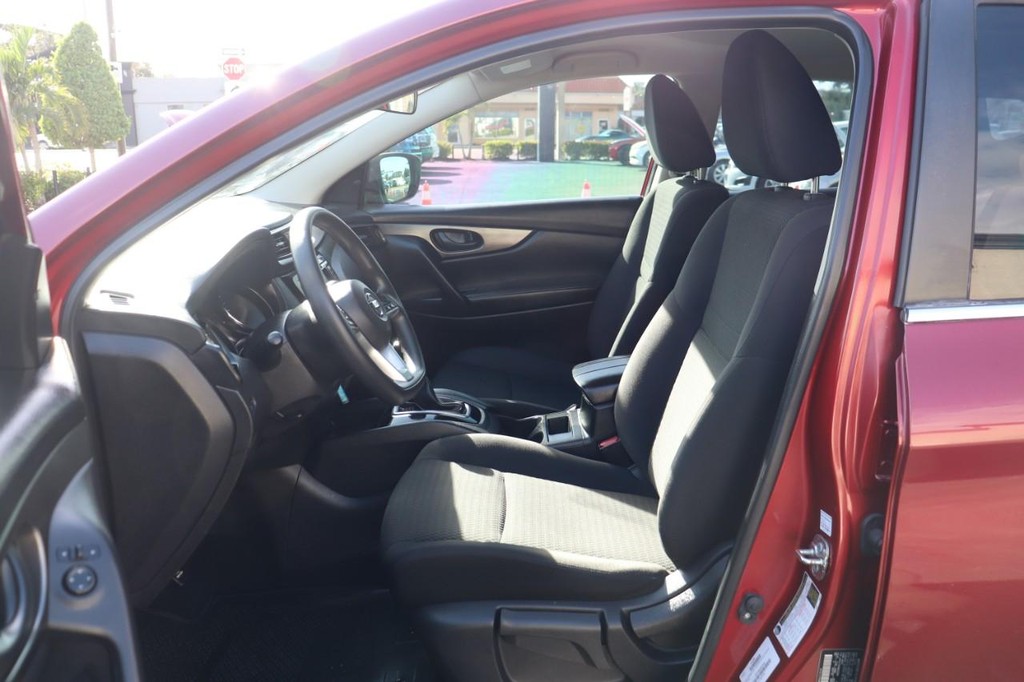 Nissan Rogue Sport Vehicle Full-screen Gallery Image 12