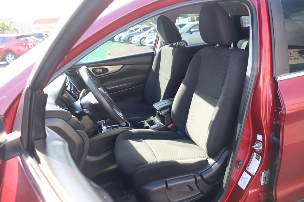 Nissan Rogue Sport Vehicle Full-screen Gallery Image 13