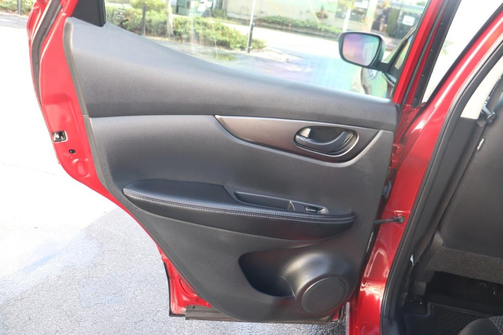 Nissan Rogue Sport Vehicle Full-screen Gallery Image 14