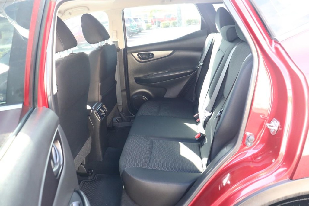 Nissan Rogue Sport Vehicle Full-screen Gallery Image 15