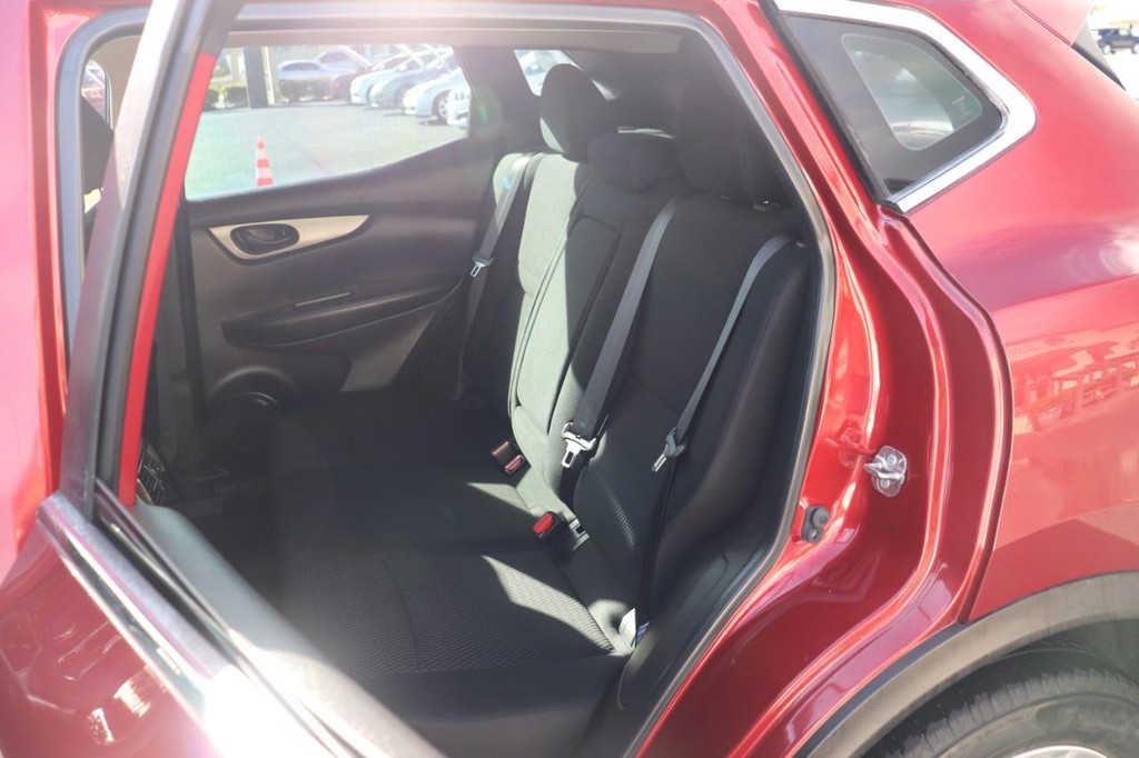 Nissan Rogue Sport Vehicle Full-screen Gallery Image 16