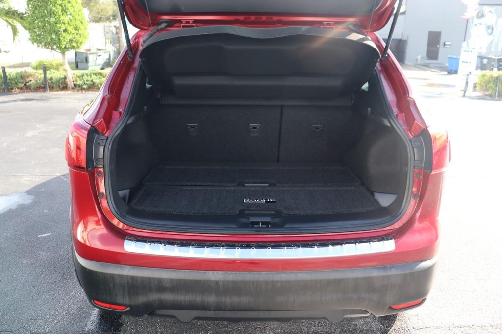 Nissan Rogue Sport Vehicle Full-screen Gallery Image 17