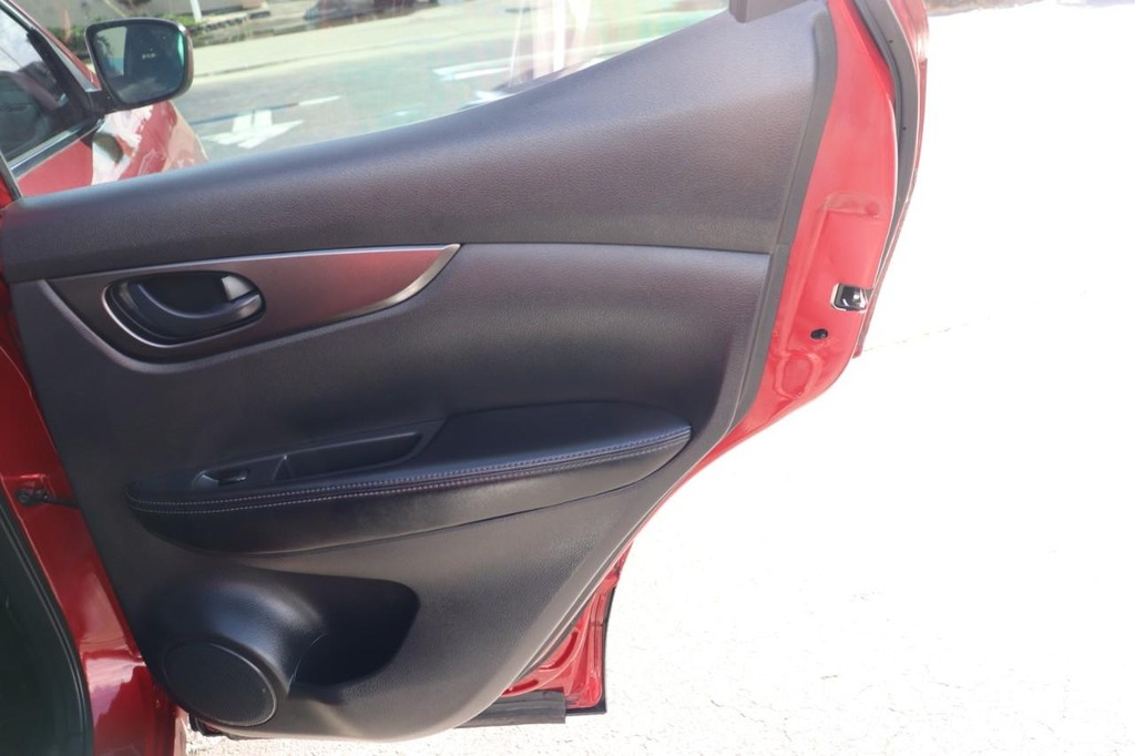 Nissan Rogue Sport Vehicle Full-screen Gallery Image 18