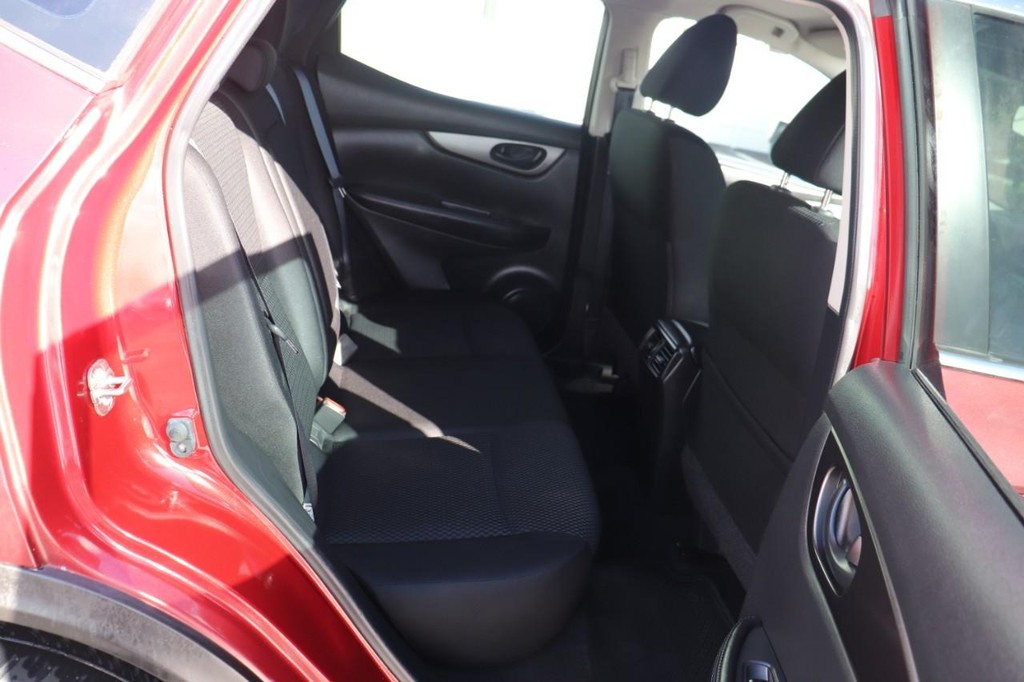 Nissan Rogue Sport Vehicle Full-screen Gallery Image 19
