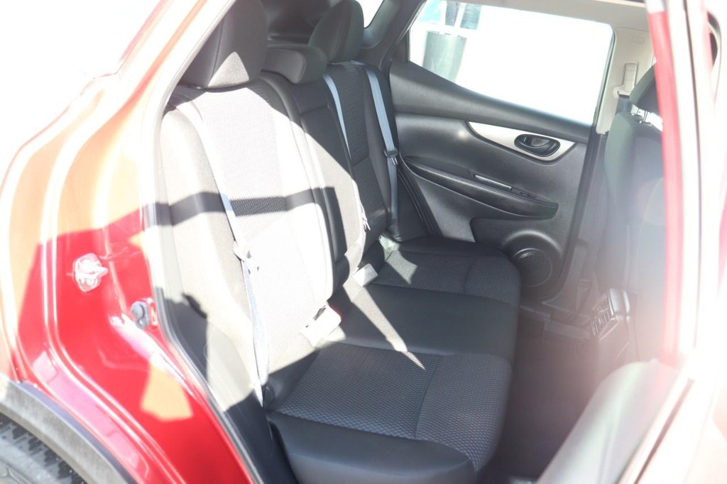 Nissan Rogue Sport Vehicle Full-screen Gallery Image 20