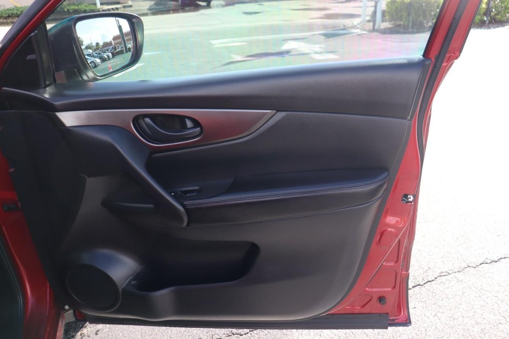 Nissan Rogue Sport Vehicle Full-screen Gallery Image 21