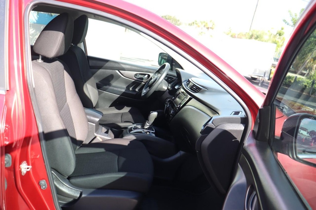 Nissan Rogue Sport Vehicle Full-screen Gallery Image 22
