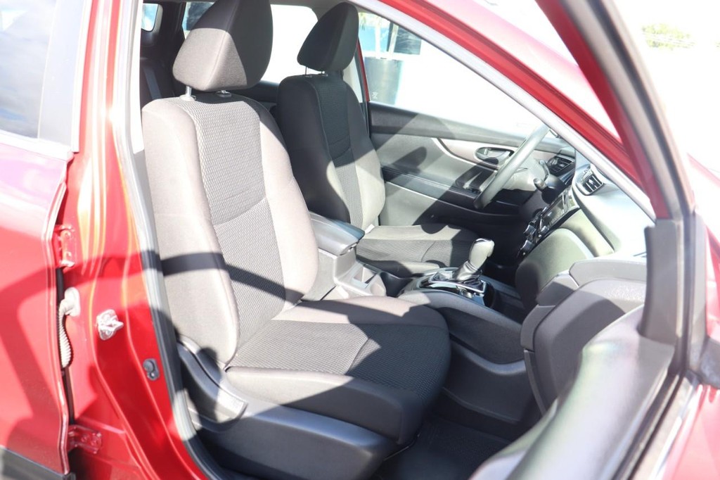 Nissan Rogue Sport Vehicle Full-screen Gallery Image 23