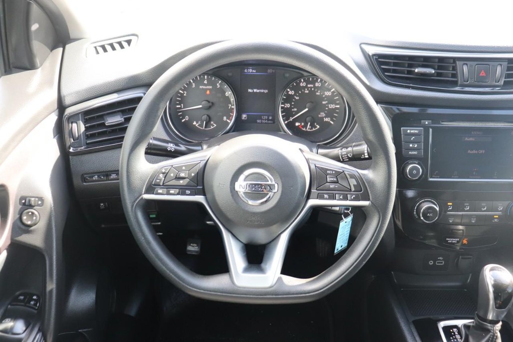 Nissan Rogue Sport Vehicle Full-screen Gallery Image 24