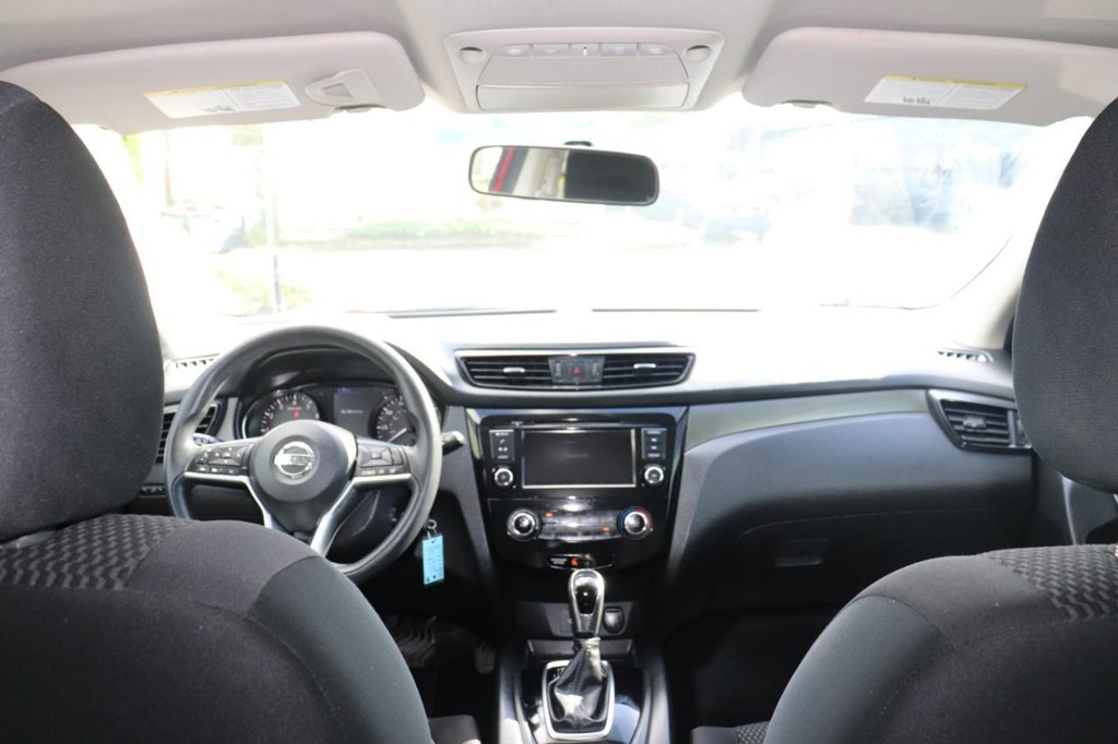 Nissan Rogue Sport Vehicle Full-screen Gallery Image 25