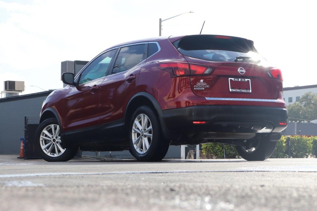 Nissan Rogue Sport Vehicle Full-screen Gallery Image 27