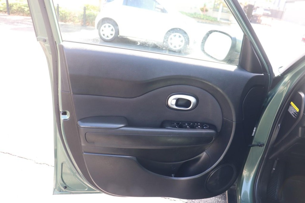 Kia Soul Vehicle Full-screen Gallery Image 11