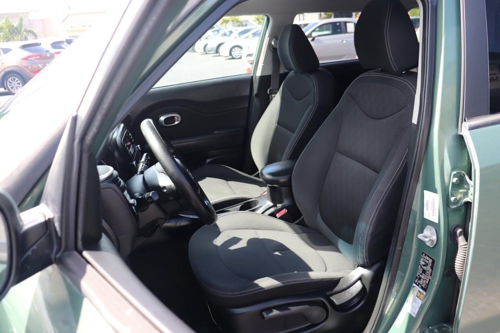 Kia Soul Vehicle Full-screen Gallery Image 13