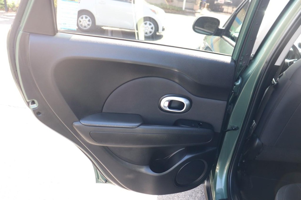 Kia Soul Vehicle Full-screen Gallery Image 14