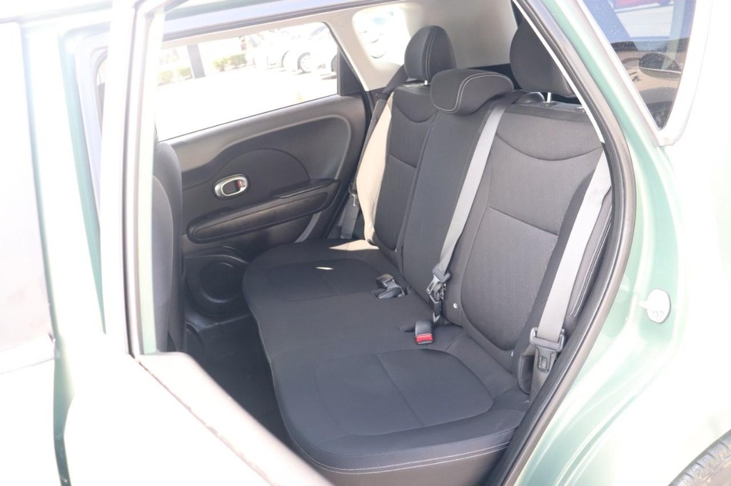 Kia Soul Vehicle Full-screen Gallery Image 16