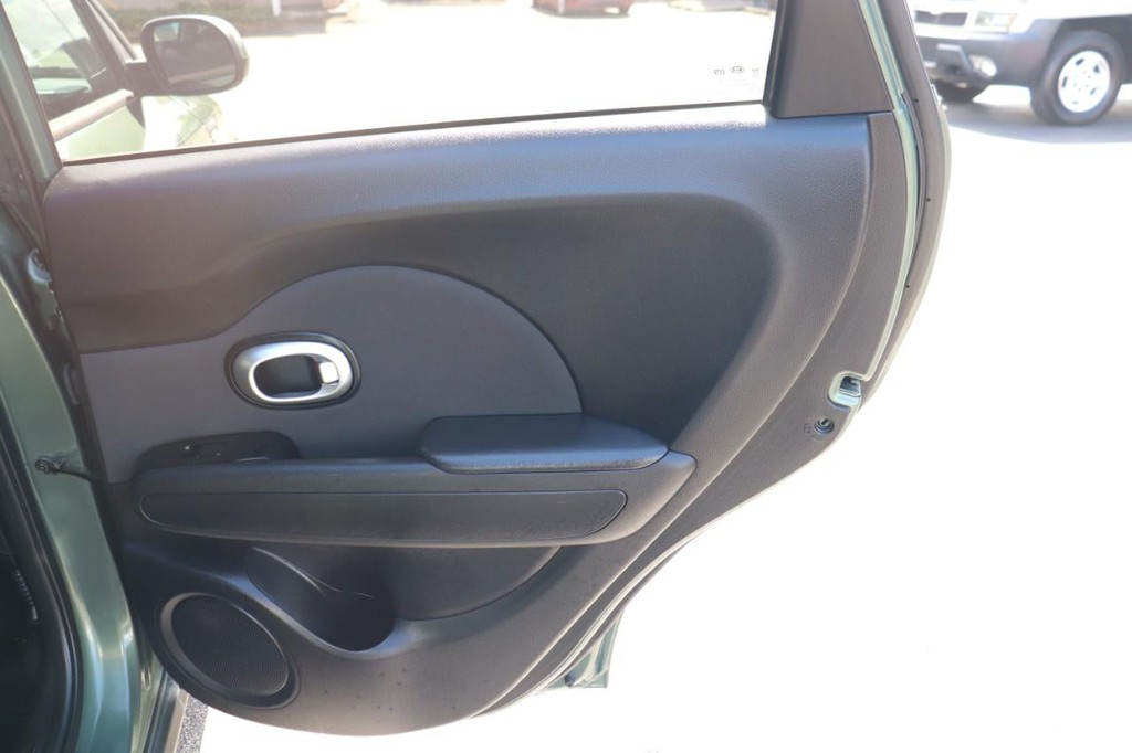 Kia Soul Vehicle Full-screen Gallery Image 18