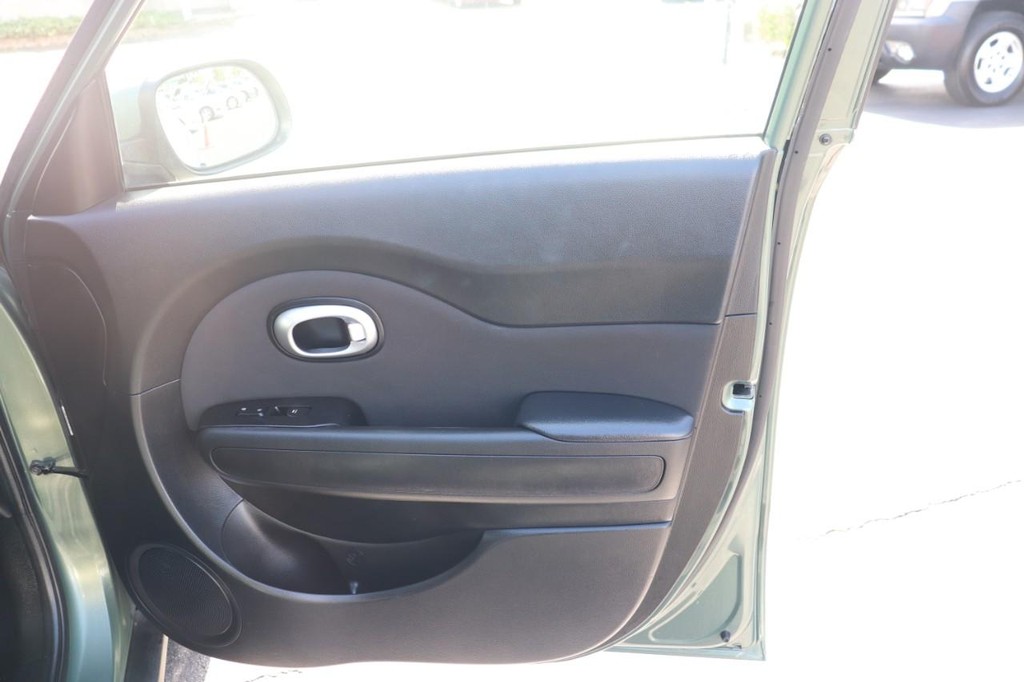 Kia Soul Vehicle Full-screen Gallery Image 21