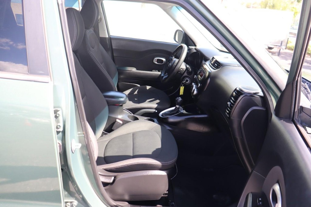 Kia Soul Vehicle Full-screen Gallery Image 22