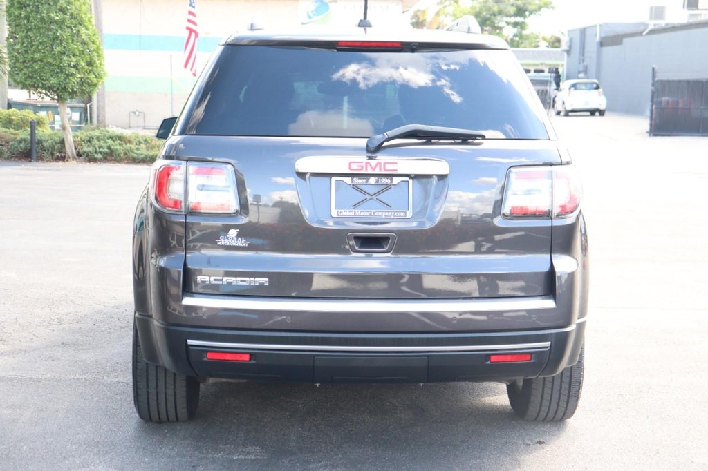 GMC Acadia Vehicle Full-screen Gallery Image 07