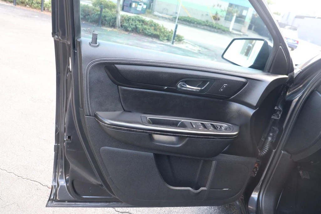 GMC Acadia Vehicle Full-screen Gallery Image 11