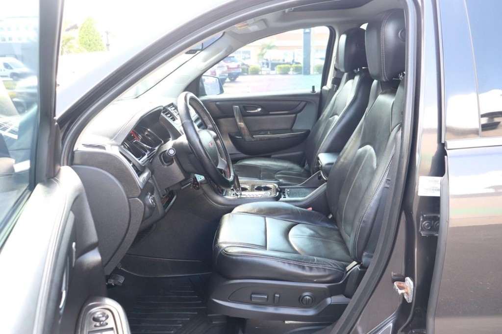 GMC Acadia Vehicle Full-screen Gallery Image 12