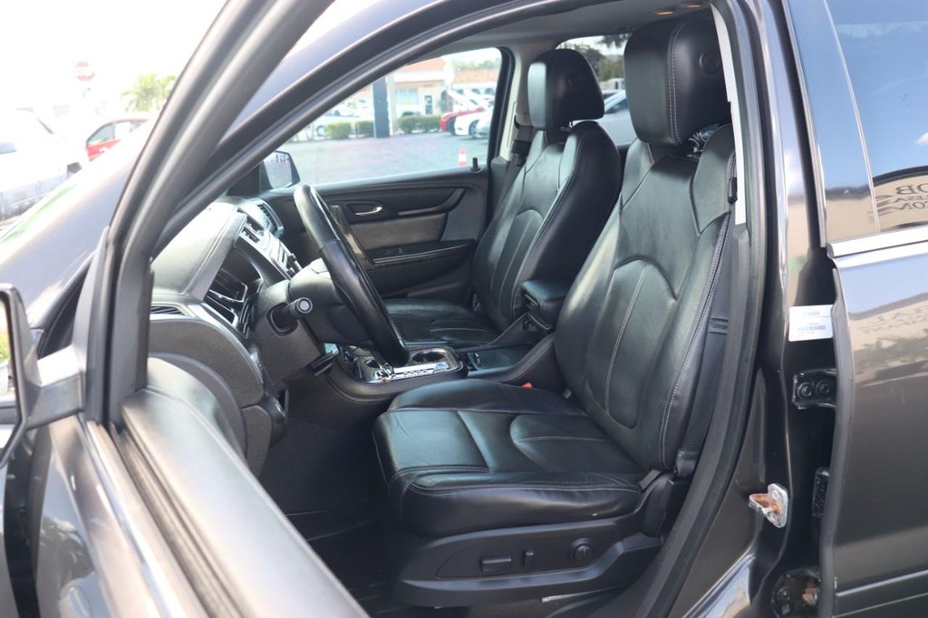 GMC Acadia Vehicle Full-screen Gallery Image 13
