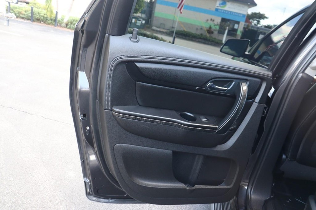 GMC Acadia Vehicle Full-screen Gallery Image 14