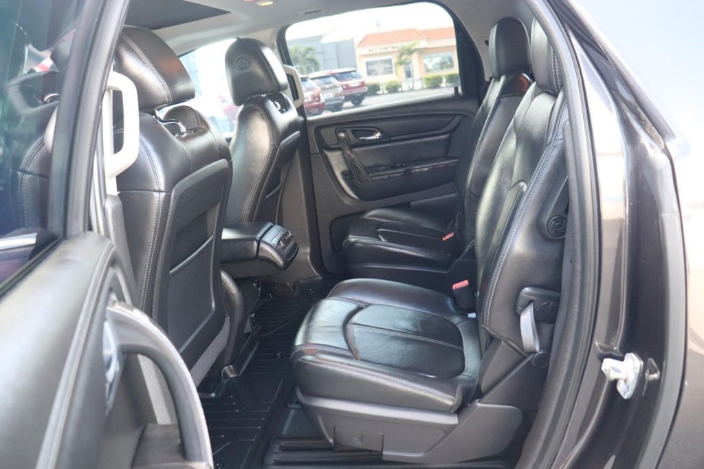 GMC Acadia Vehicle Full-screen Gallery Image 15