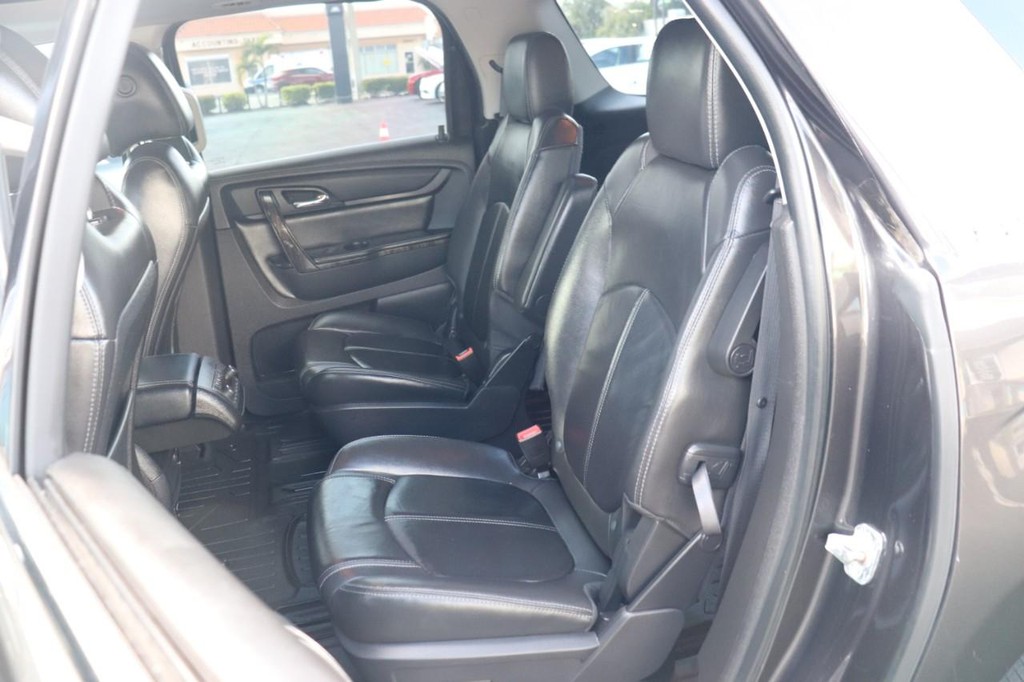 GMC Acadia Vehicle Full-screen Gallery Image 16