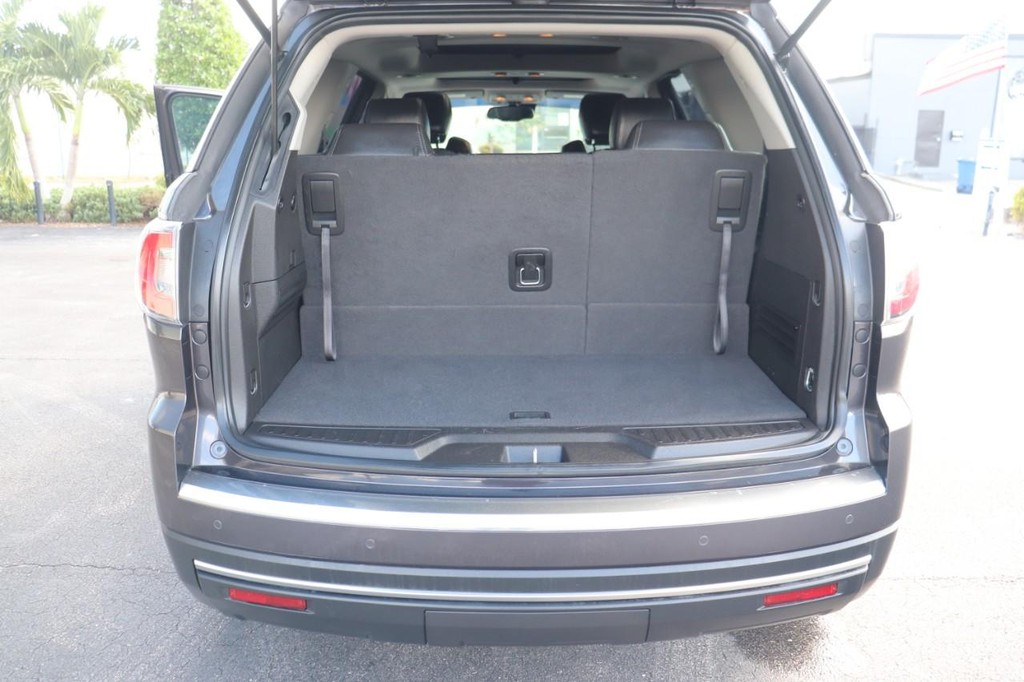 GMC Acadia Vehicle Full-screen Gallery Image 17