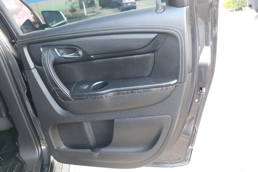 GMC Acadia Vehicle Full-screen Gallery Image 18
