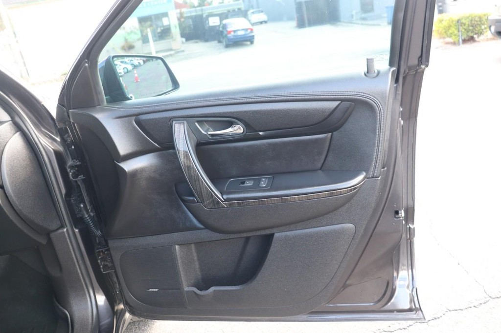 GMC Acadia Vehicle Full-screen Gallery Image 21