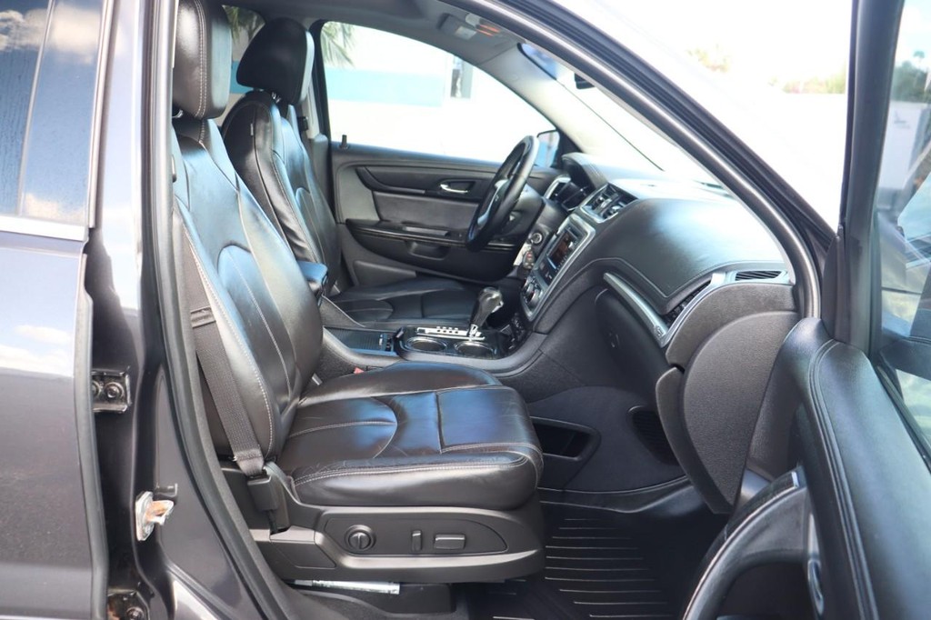 GMC Acadia Vehicle Full-screen Gallery Image 22