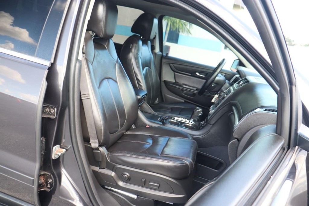 GMC Acadia Vehicle Full-screen Gallery Image 23